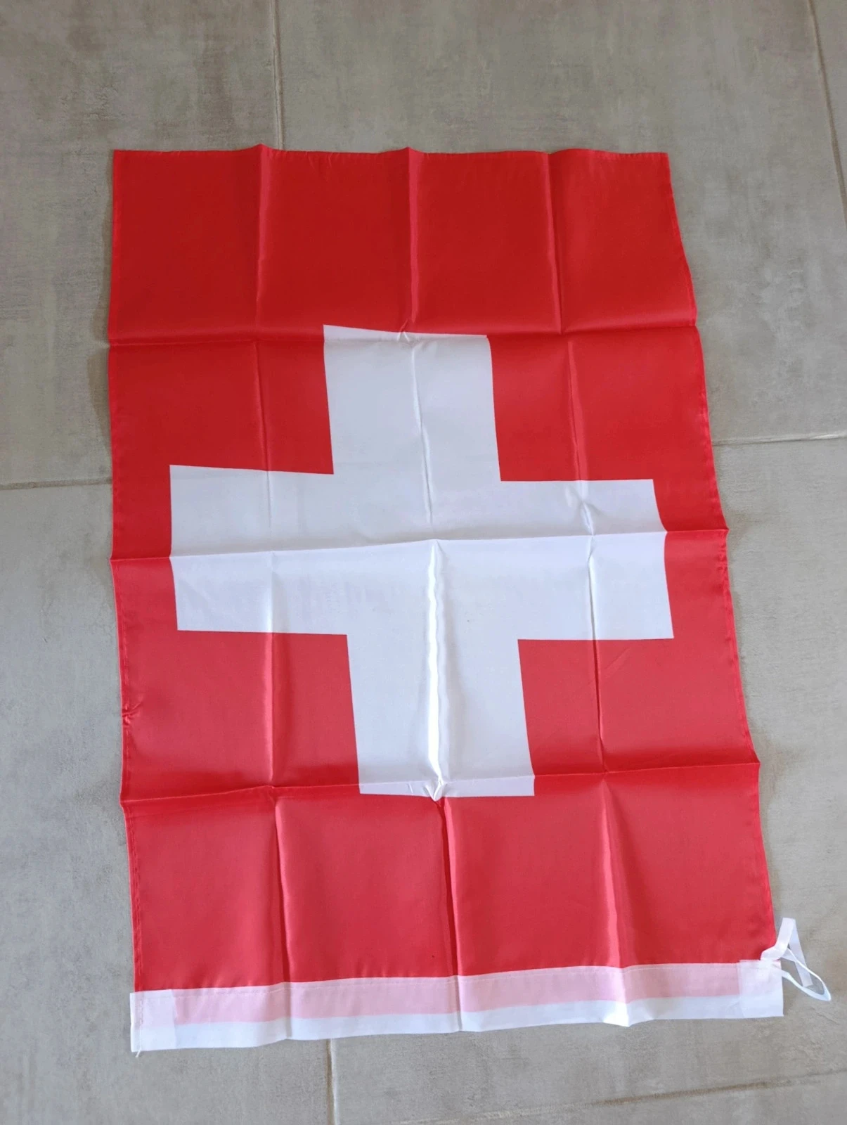Drapeau Suisse 🇨🇭 90 × 60 cm avec attaches – Très bon état